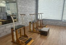체어로 가슴 앞을 열어내는 Triceps Press Sitting