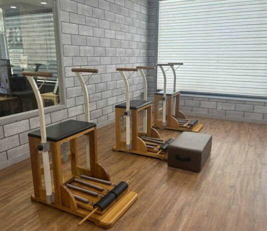 체어로 가슴 앞을 열어내는 Triceps Press Sitting