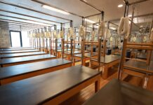 척추 움직임을 만들고 복부를 강화하는 캐딜락 ROLL DOWN WITH BACK EXTENSION