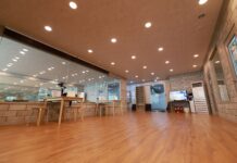 매트에서 복부 강화와 척추 마사지를 동시에 Open leg rocker